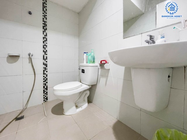 *****ทาวน์เฮ้าส์มือสองนนทบุรี ม.ไลโอ อีลิท รัตนาธิเบศร์-บางใหญ่ เนื้อที่ 18 ตร.ว. ฟังก์ชัน 3 ห้องนอน 2 ห้องน้ำ 1 ที่จอดรถ บ้านพร้อมอยู่ สภาพดี บนทำเลเดินทางสะดวก ใกล้เซ็นทรัลเวสต์เกต และรถไฟฟ้าสายสีม่วง "สถานีคลองบางไผ่" จองด่วน!